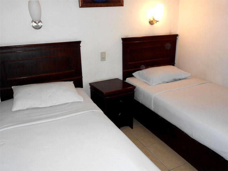OYO 1030 Hotel Bumi Asih Medan Exterior foto