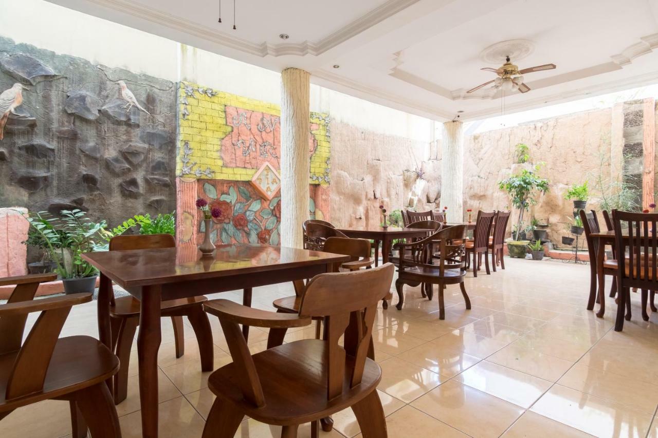 OYO 1030 Hotel Bumi Asih Medan Exterior foto