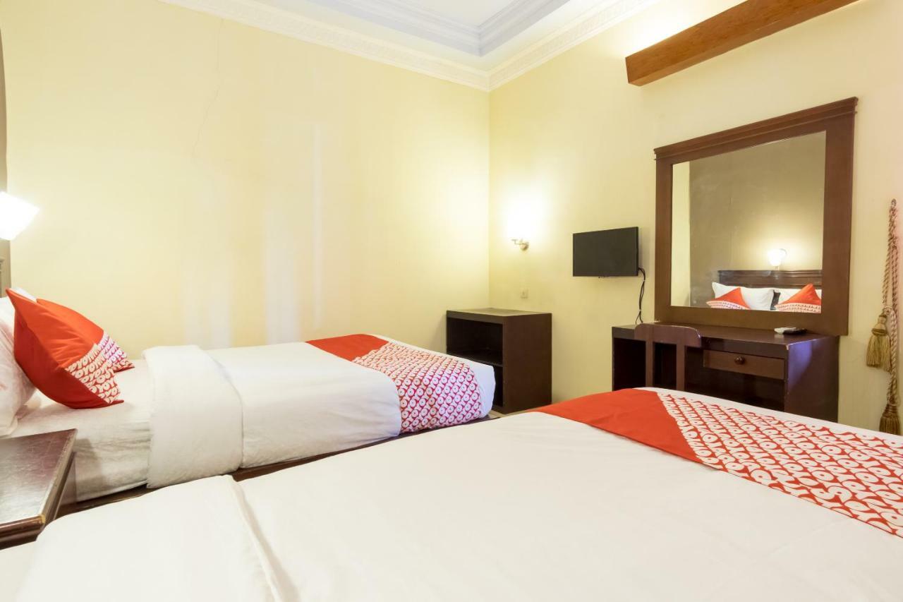 OYO 1030 Hotel Bumi Asih Medan Exterior foto